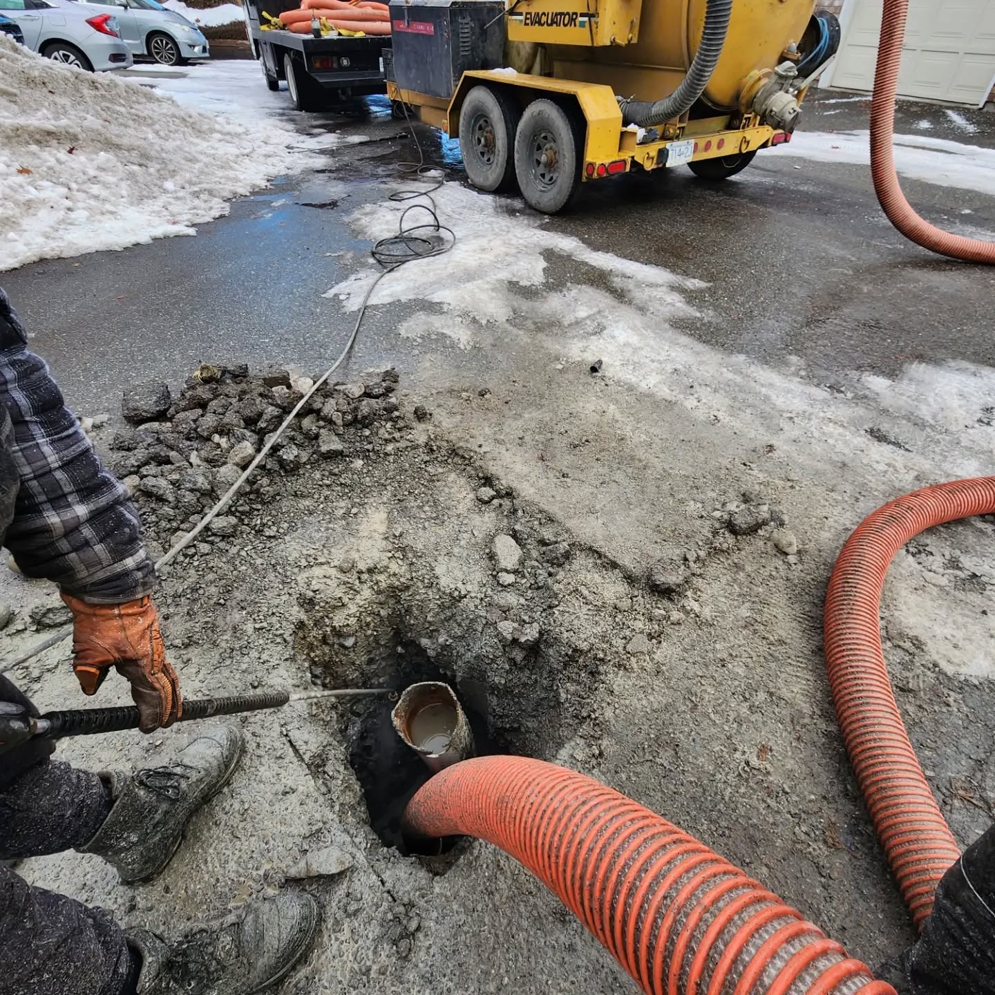 Clearset daylighting a broken water pipe for replacement