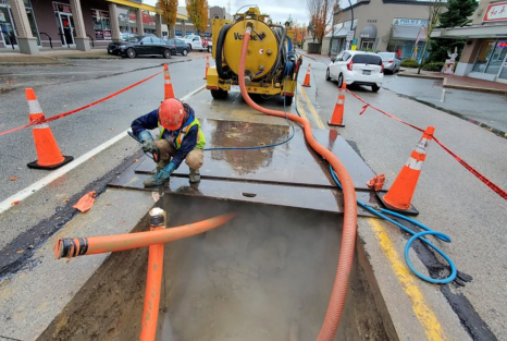 Water tank rentals for agriculture and farmers, shown in front of a farm